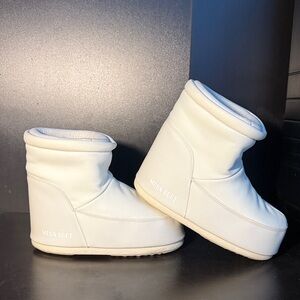 Moon Boot Men’sCream Winter Boots